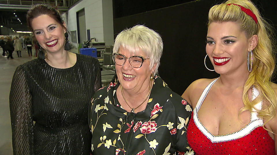 Let’s Dance 2017: Angelina Kirsch wird bei der ersten Liveshow von Zwillingsschwester Madlin angefeuert Angelina Kirsch wird bei "Let's Dance" von ihrer Zwillingsschwester und ihrer Mutter angefeuert.