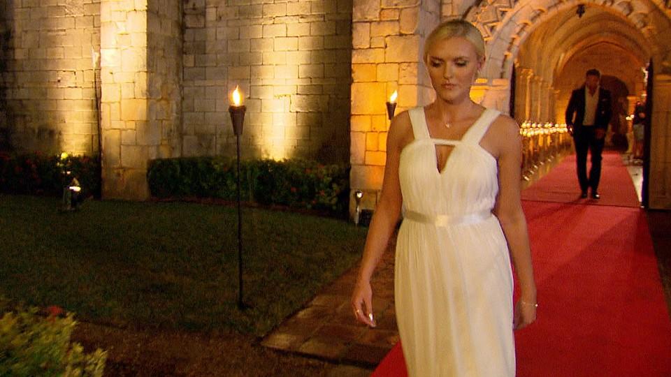 Der Bachelor 2017: Erika bekommt im Finale keine Rose – und möchte keine Aussprache mit Sebastian Erika ist nach Sebastians Abfuhr tief getroffen.