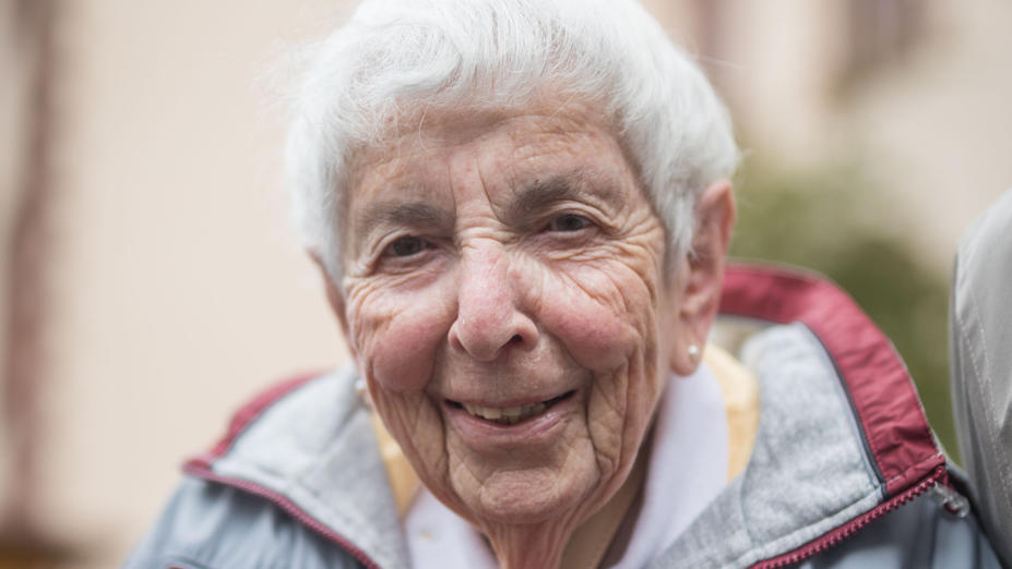 Zeitzeugin erzählt: Wie Kindertransporte den Nachwuchs vor den Nazis retteten Lee Edwards steht auf dem Pausenhof des Heinrich von Gagern-Gymnasiums in Frankfurt.