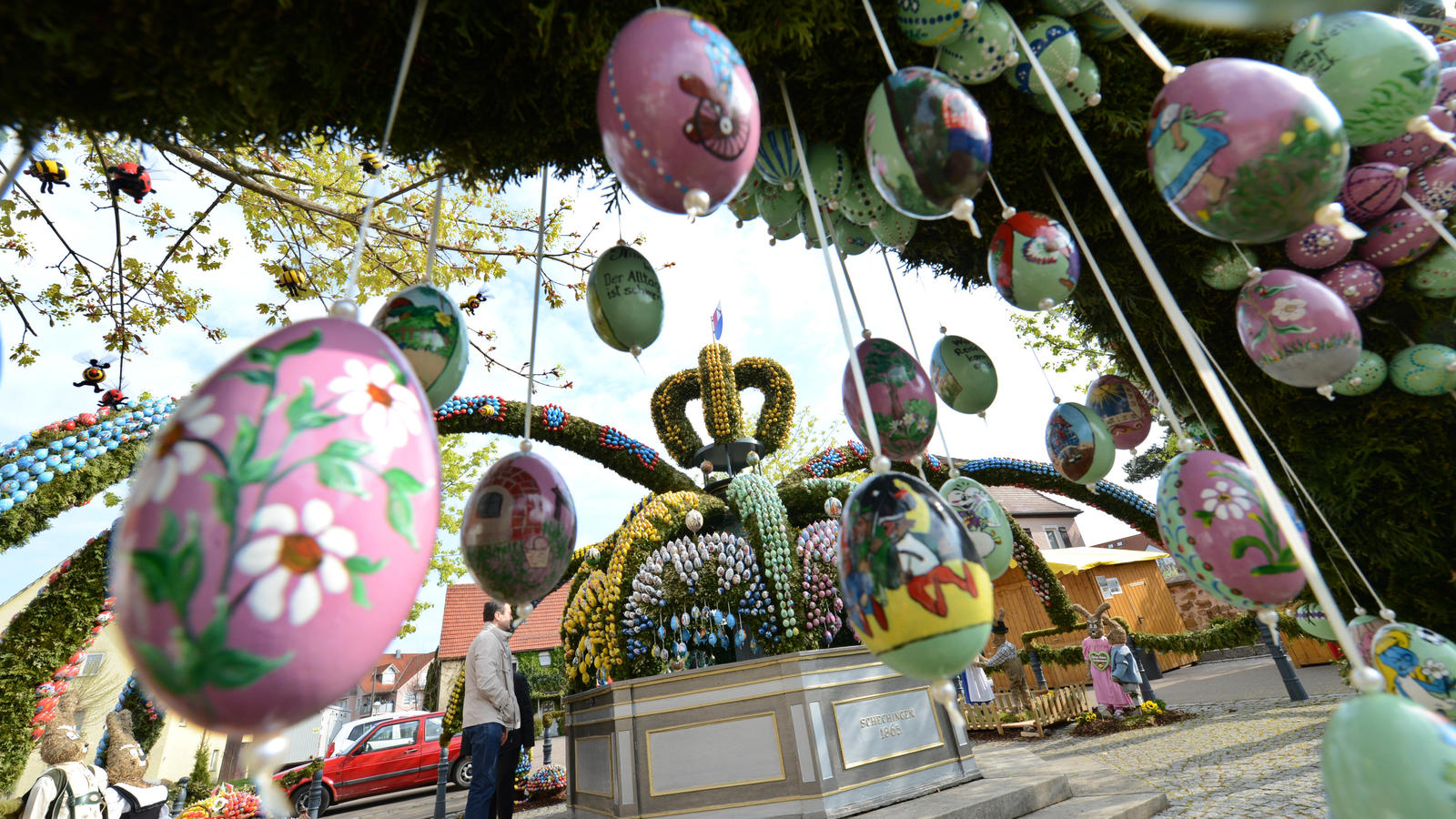 4 skurrile Osterbräuche aus aller Welt ARCHIV - Der mit bunt bemalten Eiern geschmückte Brunnen von Schechingen (Baden-Württemberg), aufgenommen am 12.04.2014. Foto: Franziska Kraufmann/dpa (zu dpa: «Eier-Brunnen und glühende Schwämme - Ostern im Südwesten» vom 27.03.2017) Foto: Franzisk