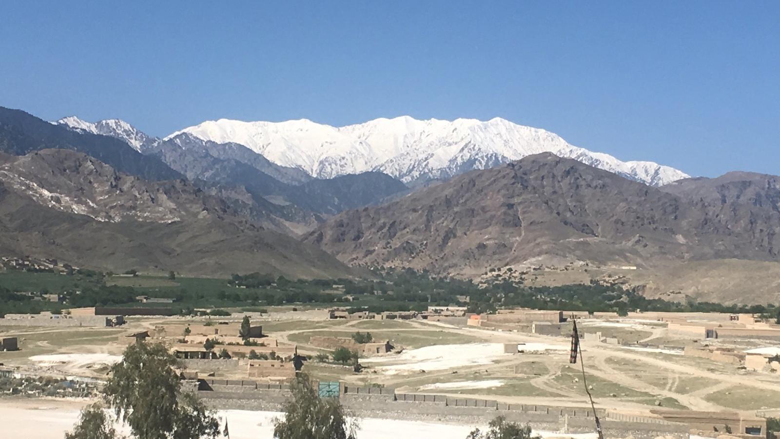 US-Präsident Trump lässt 'Mutter aller Bomben' in Afghanistan einsetzen Blick am 14.04.2017 über den Achin Distrikt (Afghanistan). US-Streitkräfte haben hier am 13.04. eine riesige Bombe des Typs GBU-43 eingesetzt - auch bekannt als «Mutter aller Bomben». Bei dem Angriff ist nach Angaben des afghanischen Verteidigungsmin