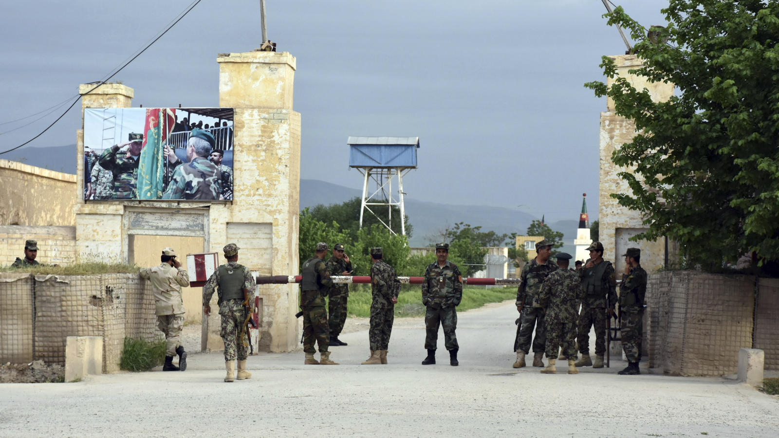 Warum behaupten so viele Afghanistan-Flüchtlinge, Taliban-Kämpfer gewesen zu sein? Afghanische Soldaten stehen am 21.04.2017 in Masar-i-Scharif (Afghanistan) an einem Zugang zu einer Militärbasis. Radikalislamische Taliban haben einen Armeestützpunkt im Norden Afghanistans gestürmt und mindestens 50 Menschen getötet. (zu dpa «50 To