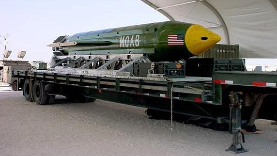Warum behaupten so viele Afghanistan-Flüchtlinge, Taliban-Kämpfer gewesen zu sein? HANDOUT - Das von der Eglin Air Force Base zur Verfügung gestellte Bild zeigt eine Bombe vom Typ GBU-43/B Massive Ordnance Air Blast - auch bekannt als die «Mutter aller Bomben». Sie ist nach Angaben des Pentagons in Afghanistan eingesetzt worden. Di
