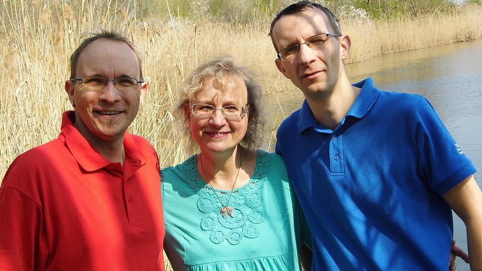 Schwiegertochter gesucht 2017: Das ist Kandidat Heiko Heiko (r.) sucht genauso wie sein Bruder Guido (l.) nach der großen Liebe – Mama Sigrid unterstützt ihre Söhne.