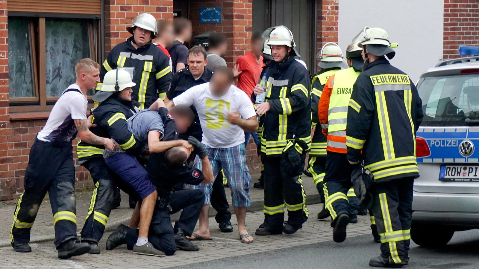 Auch das Handy ist dann weg - Härtere Strafen für Gaffer gefordert ARCHIV - Drei Männer behindern am 05.07.2015 in Bremervörde (Niedersachsen) nach einem tödlichen Unfall die Arbeit der Rettungskräfte. Voraussichtlich wird am 27.04.2017 das Urteil im Prozess gegen Männer nach tödlichem Unfall in einer Eisdiele in Br