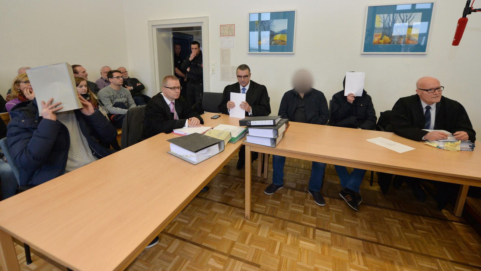 Eisdielen-Drama von Bremervörde: Vier Monate Haft für prügelnden Gaffer Der Angeklagte Omar A. (l-r), sein Anwalt Lars Zimmermann, Anwalt Lorenz Hünnemeyer, die Angeklagten Ezzedin A. und Mohammed A. und sein Anwalt Rainer Kattau sitzen am 07.03.2017 in Bremervörde (Niedersachsen) vor Beginn der Verhandlung im Saal des A