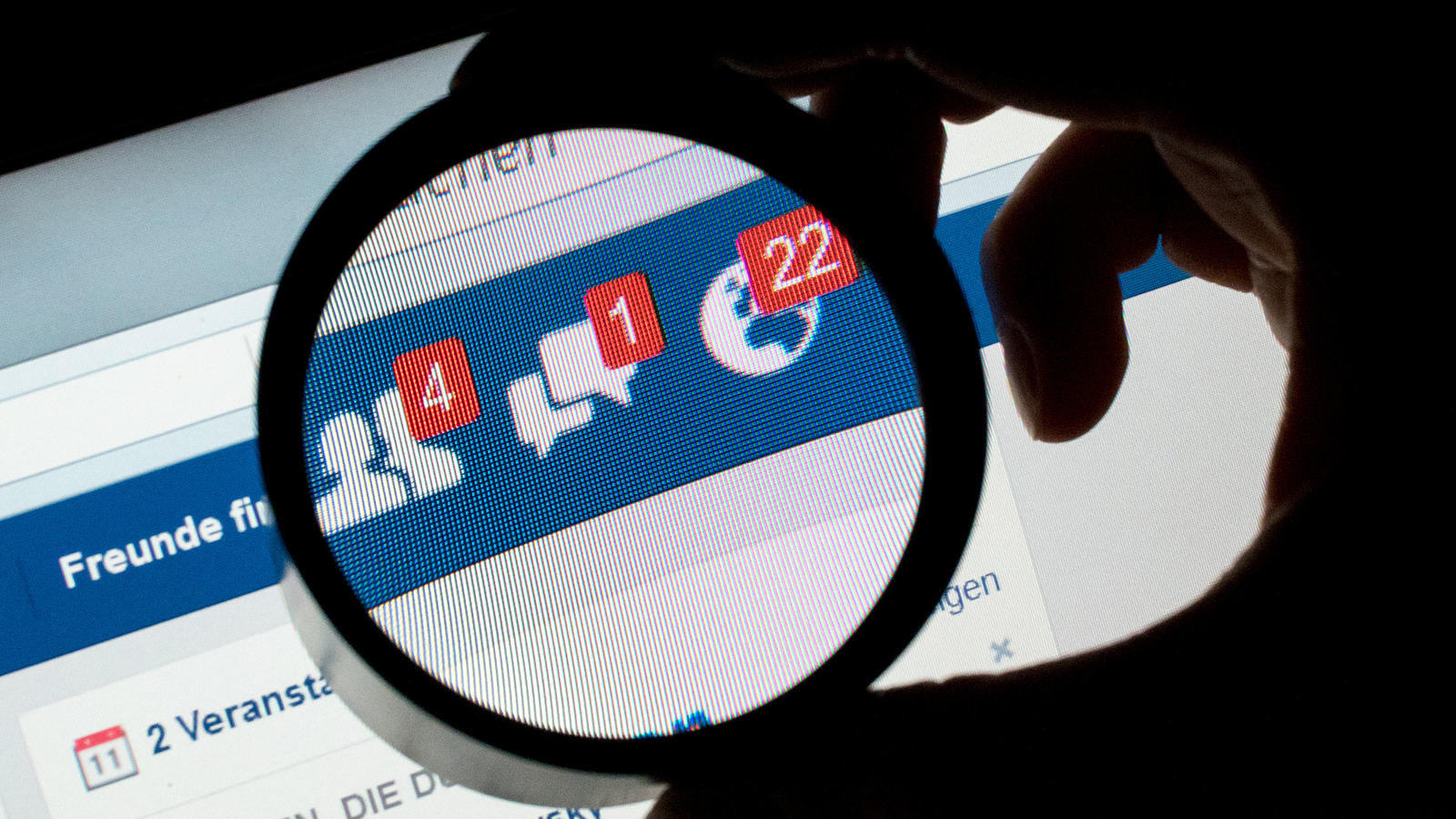 Nach einem Disko-Streit: Mord an 20-Jährigem bei Facebook angekündigt? ARCHIV - ILLUSTRATION - Ein Detail der Social Media-Plattform Facebook ist auf einem Handy durch eine Linse zu sehen, aufgenommen am 11.12.2016 in München (Bayern). (zu dpa «Geniales, Verrücktes, Eitles: Patente schützen geistiges Eigentum» vom 25.04