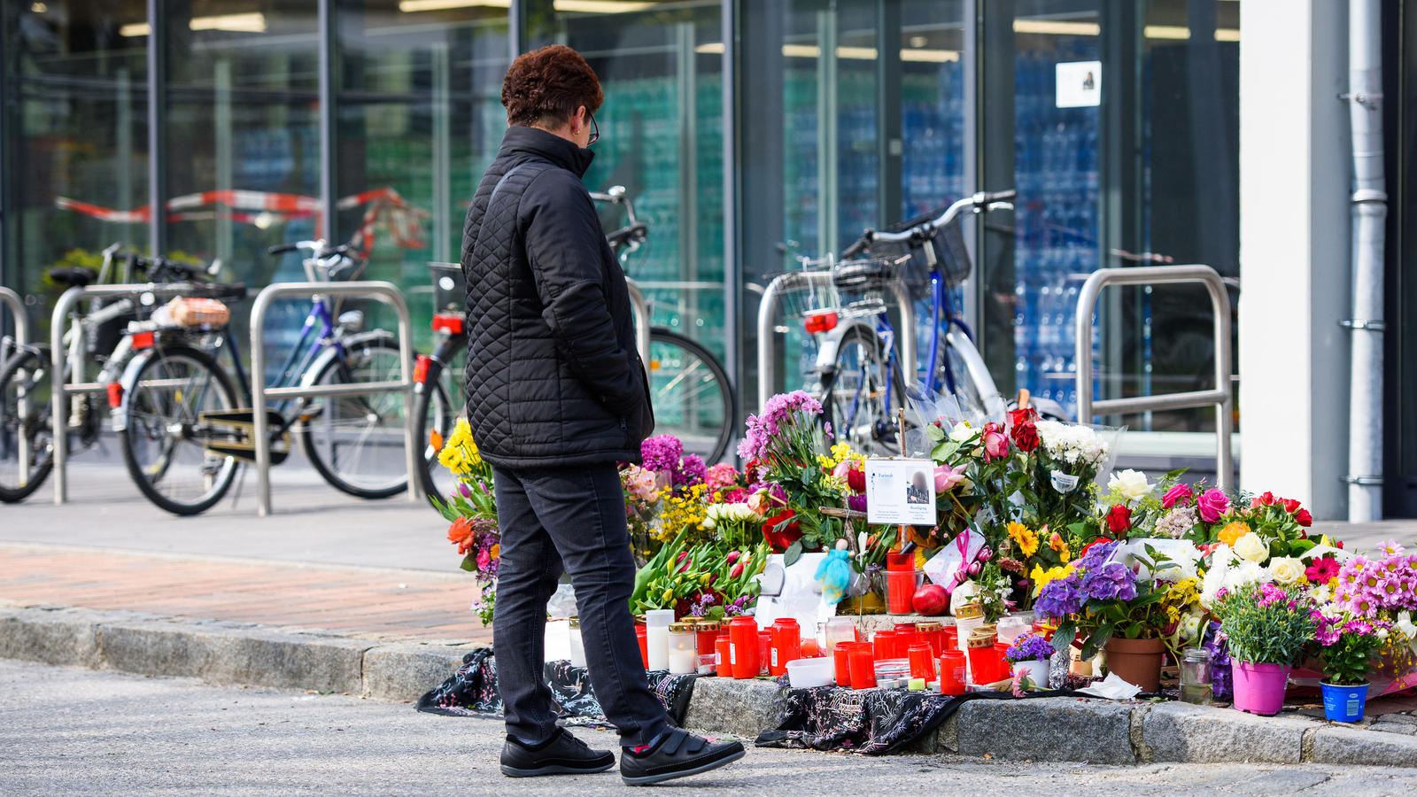 Vor den Augen der Kinder erstochen, weil sie Christin wurde? - Bewegende Trauerfeier in Prien für getötete Afghanin Blumen, Kerzen und Briefe liegen am 04.05.2017 an der Stelle vor einem Supermarkt in Prien am Chiemsee (Bayern), an der am 29.04.2017 eine Frau aus Afghanistan im Beisein ihrer Kinder mutmaßlich von einem Landsmann erstochen wurde. Die Ermittler halt