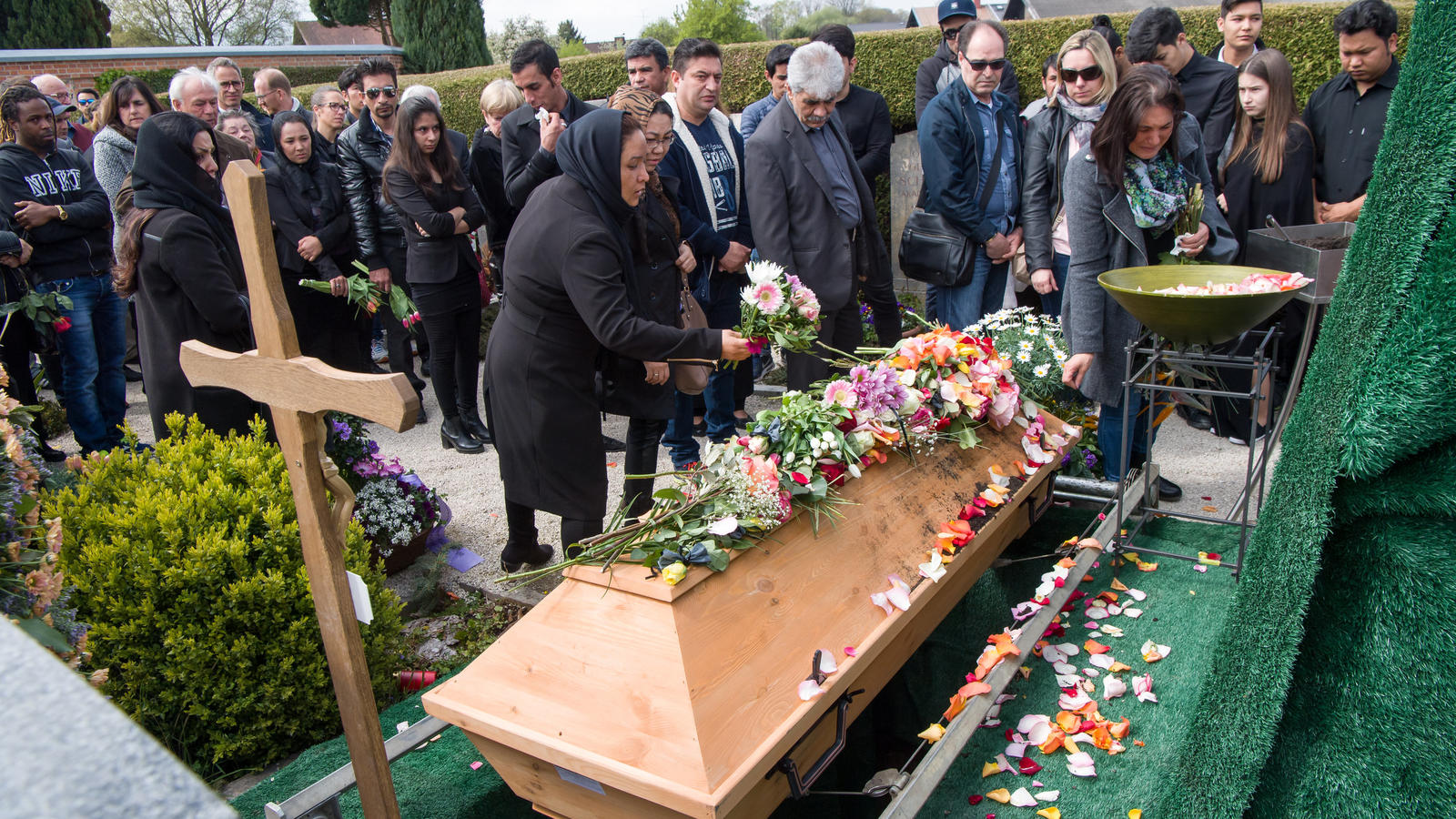 Vor den Augen der Kinder erstochen, weil sie Christin wurde? - Bewegende Trauerfeier in Prien für getötete Afghanin Trauergäste legen am 04.05.2017 in Prien am Chiemsee (Bayern) am Sarg der ermordeten Fatima S. aus Afghanistan Blumen nieder. Ein Landsmann soll die 38-Jährige am Samstag vor den Augen ihrer Kinder in dem Kurort erstochen haben. Die Ermittler halten