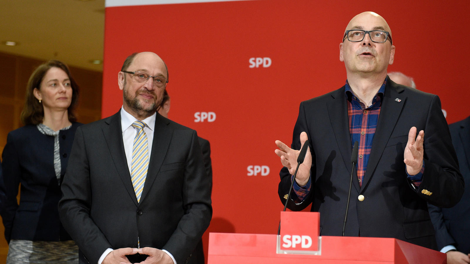 Schulz als Schuldiger für die SPD-Klatsche in Schlweswig-Holstein? Einfach mal die Kirche im Dorf lassen! Torsten Albig, Ministerpräsident und SPD-Spitzenkandidat für die Landtagswahl in Schleswig-Holstein (r), SPD-Kanzlerkandidat Martin Schulz und die Generalsekretärin der Partei, Katarina Barley treten am 08.05.2017 in der SPD-Zentrale in Berlin vor di