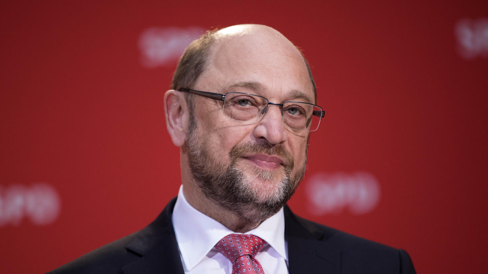 Schulz als Schuldiger für die SPD-Klatsche in Schlweswig-Holstein? Einfach mal die Kirche im Dorf lassen! SPD-Kanzlerkandidat Martin Schulz (SPD) äußert sich zum SPD-Wahlergebnis in Schleswig-Holstein am 07.05.2017 im Willy-Brandt-Haus in Berlin. Er hat das schlechte Wahlergebnis seiner Partei in Schleswig-Holstein betroffen aufgenommen. «Ich ärgere mich