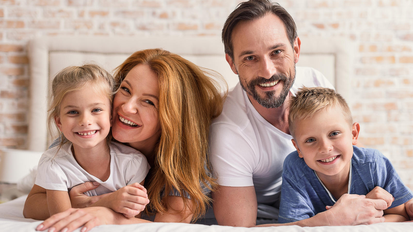 Familientag statt Muttertag: Warum Familien mehr Unterstützung brauchen Familie zusammen im Bett
