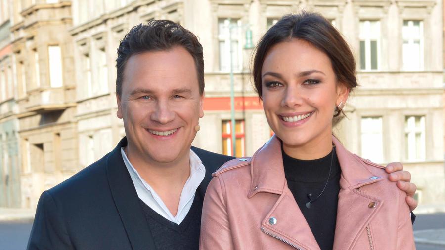 GZSZ: Guido Maria Kretschmer zu Gast bei "Gute Zeiten, schlechte Zeiten" Guido Maria Kretschmer mit Janina Uhse alias Jasmin.