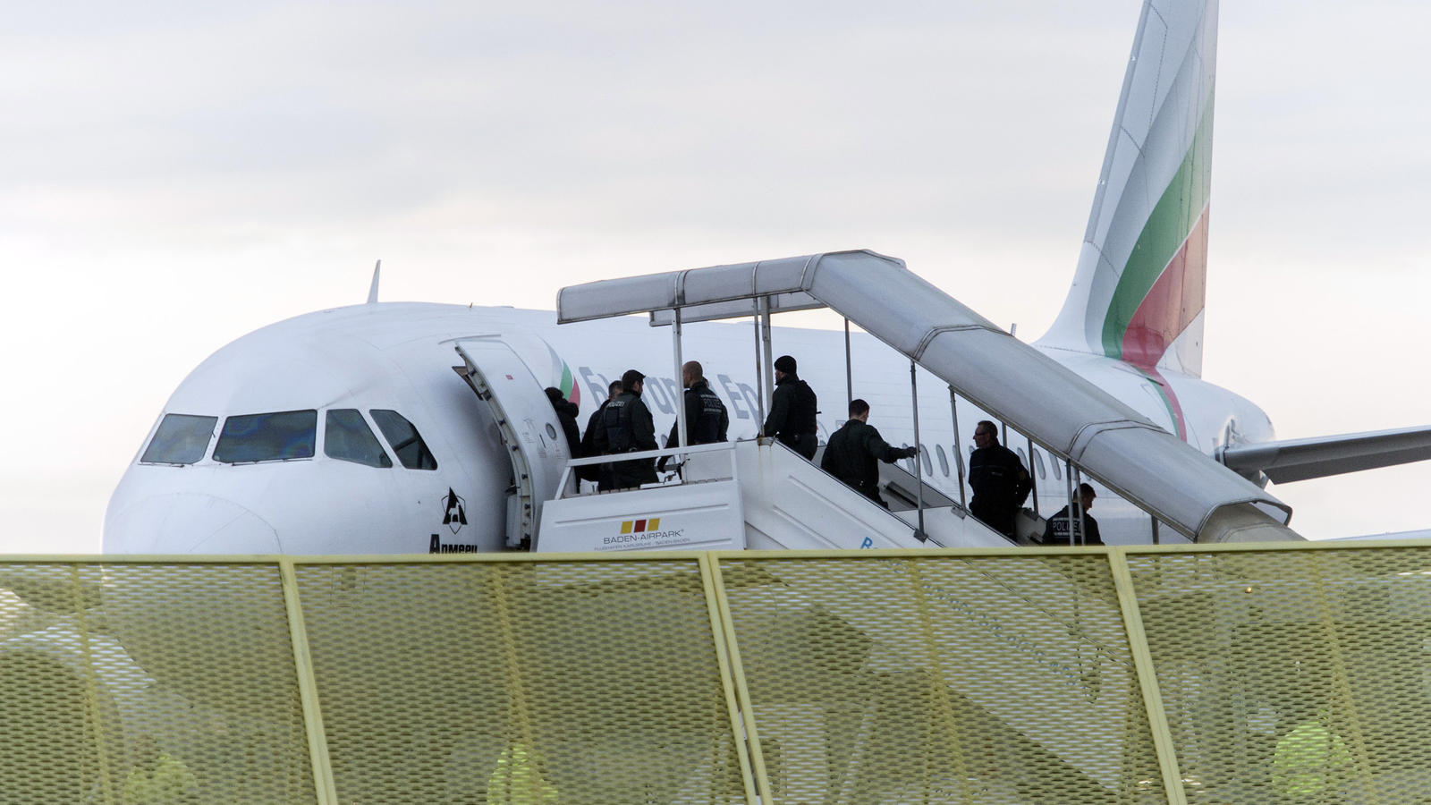 Konferenz der Innenminister: Abschiebestopp nach Syrien um ein Jahr verlängert - und was sonst noch beschlossen wurde Abgelehnte Asylbewerber auf dem Weg in ein Flugzeug