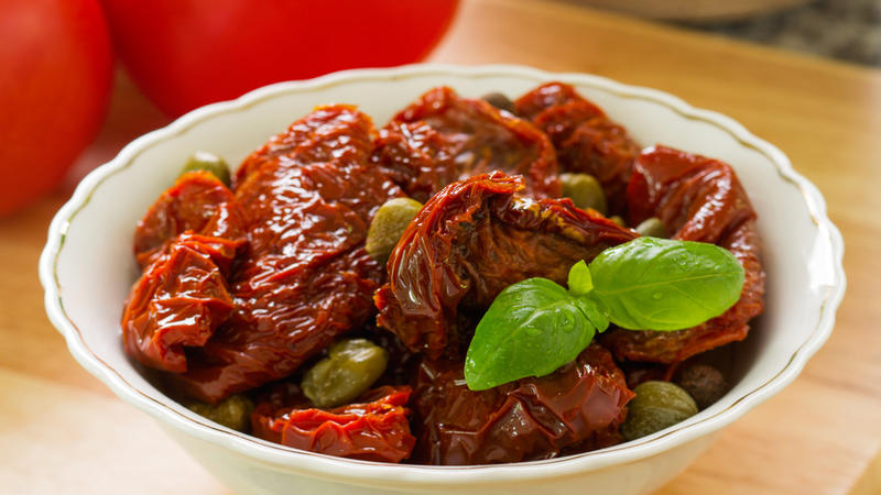 Getrocknete Tomaten in Öl bei 'Stiftung Warentest': Acht von 17 Produkten enthalten Weichmacher Sundried tomatoes and capers in olive oil