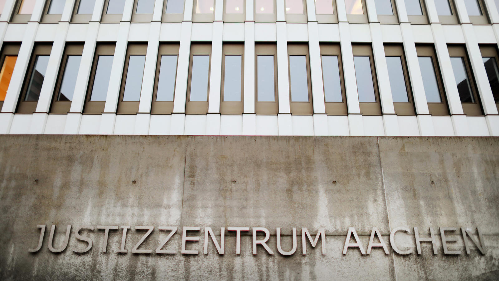 Zehn Polizisten wegen Streit um Knöllchen verletzt: Drei Männer in Aachen vor Gericht Prozess vor dem Landgericht Aachen