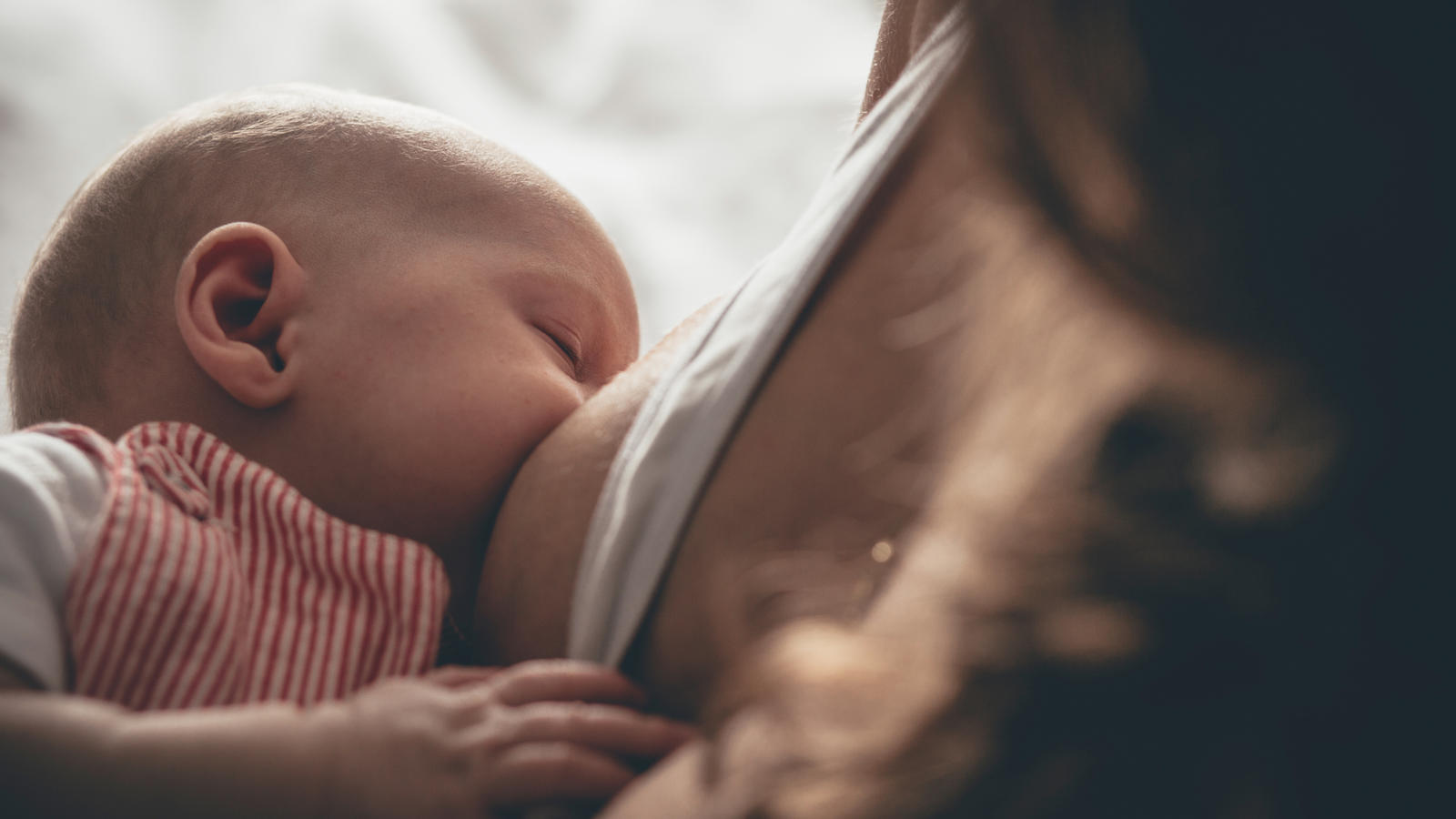 Milchproduktion anregen: Mit diesen Tricks bekommt Ihr Baby mehr Milch Bild: Milchproduktion während dem Stillen anregen
