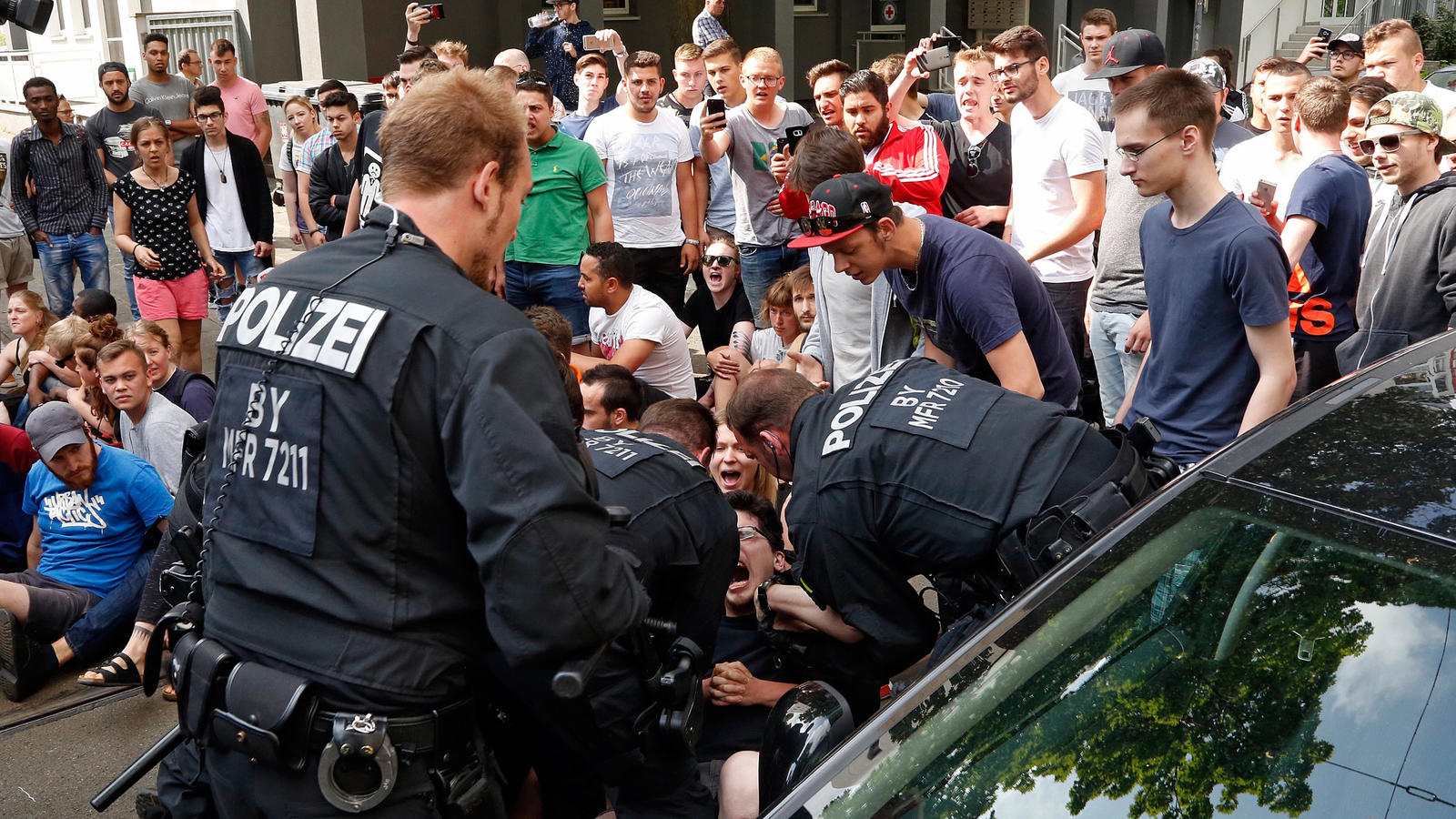 Nach Kabul-Anschlag: Abschiebestopp gefordert - Hunderte Schüler wollen Abschiebung eines Afghanen (20) verhindern Die Polizei geht am 31.05.2017 in Nürnberg (Bayern) gegen gegen Schüler vor, die mit einer Sitzblockade und Demonstration die Abschiebung eines 20 Jahre alten Berufsschülers in sein Herkunftsland Afghanistan verhindern wollen. (Zu dpa «Schüler wollen