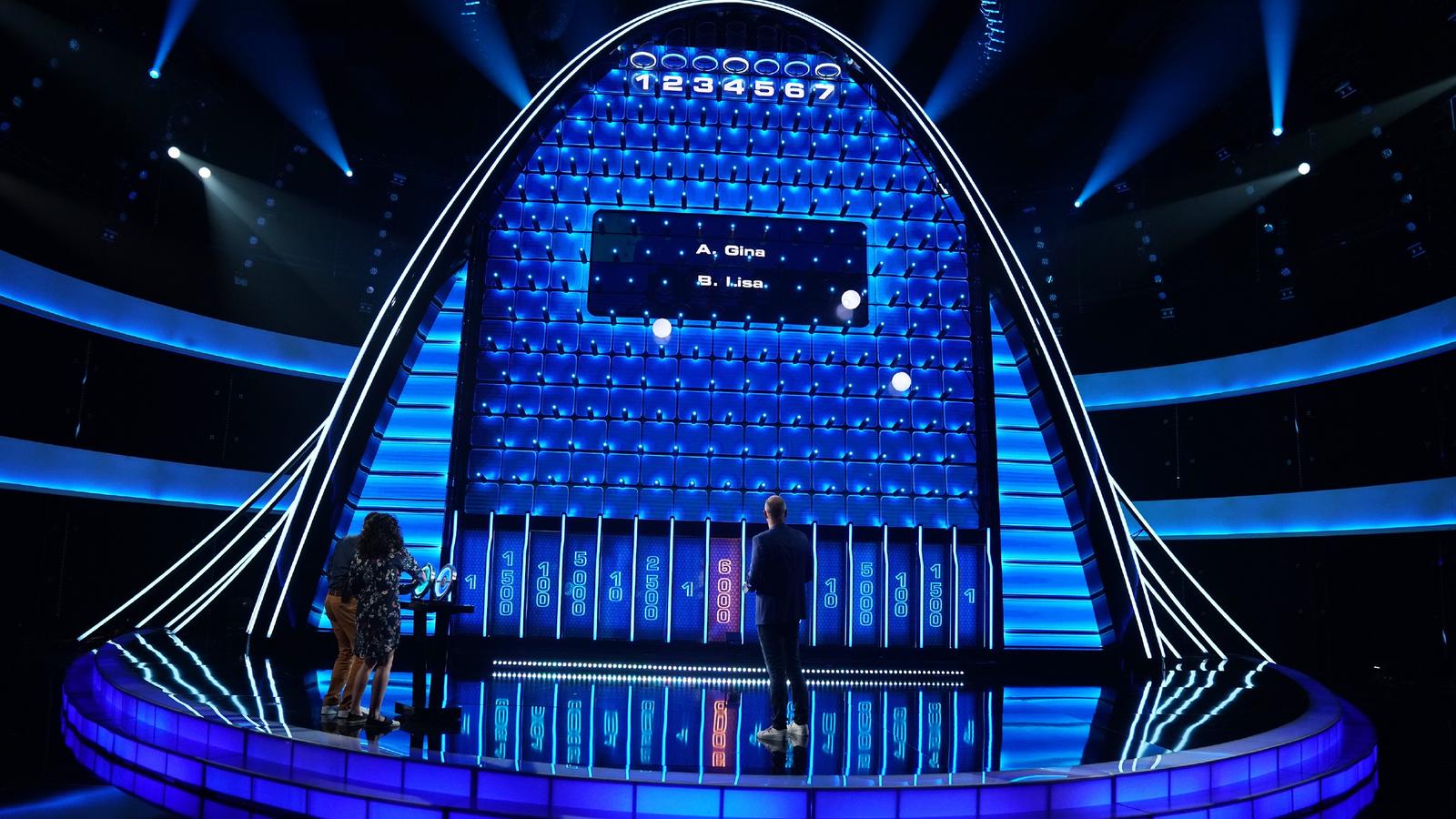 The Wall: So funktioniert die neue Quiz-Game-Show "The Wall" bei RTL - Die Regeln, Runde 1 - "Free Fall": Die ersten fünf Quizfragen werden an beide Kandidaten im Studio gestellt. Parallel dazu fallen drei weiße Bälle in die Wand. Ist die richtige Antwort gegeben, bevor ein Ball in einer Box gelande