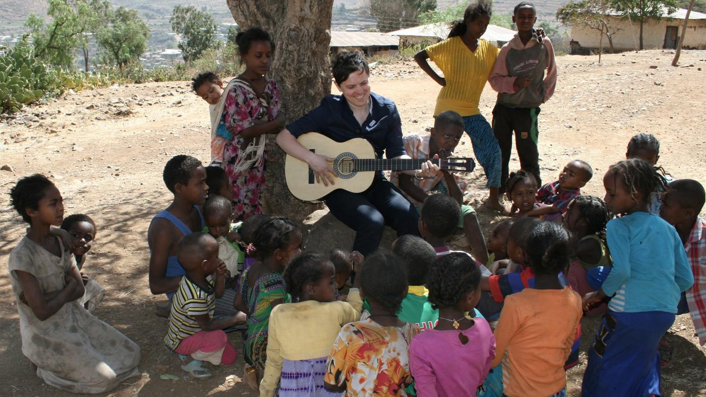 20 Millionen Euro: Seit 1996 unterstützt "RTL – Wir helfen Kindern" Not leidende Kinder in Afrika 'RTL - Wir helfen Kindern'-Pate Michael Patrick Kelly