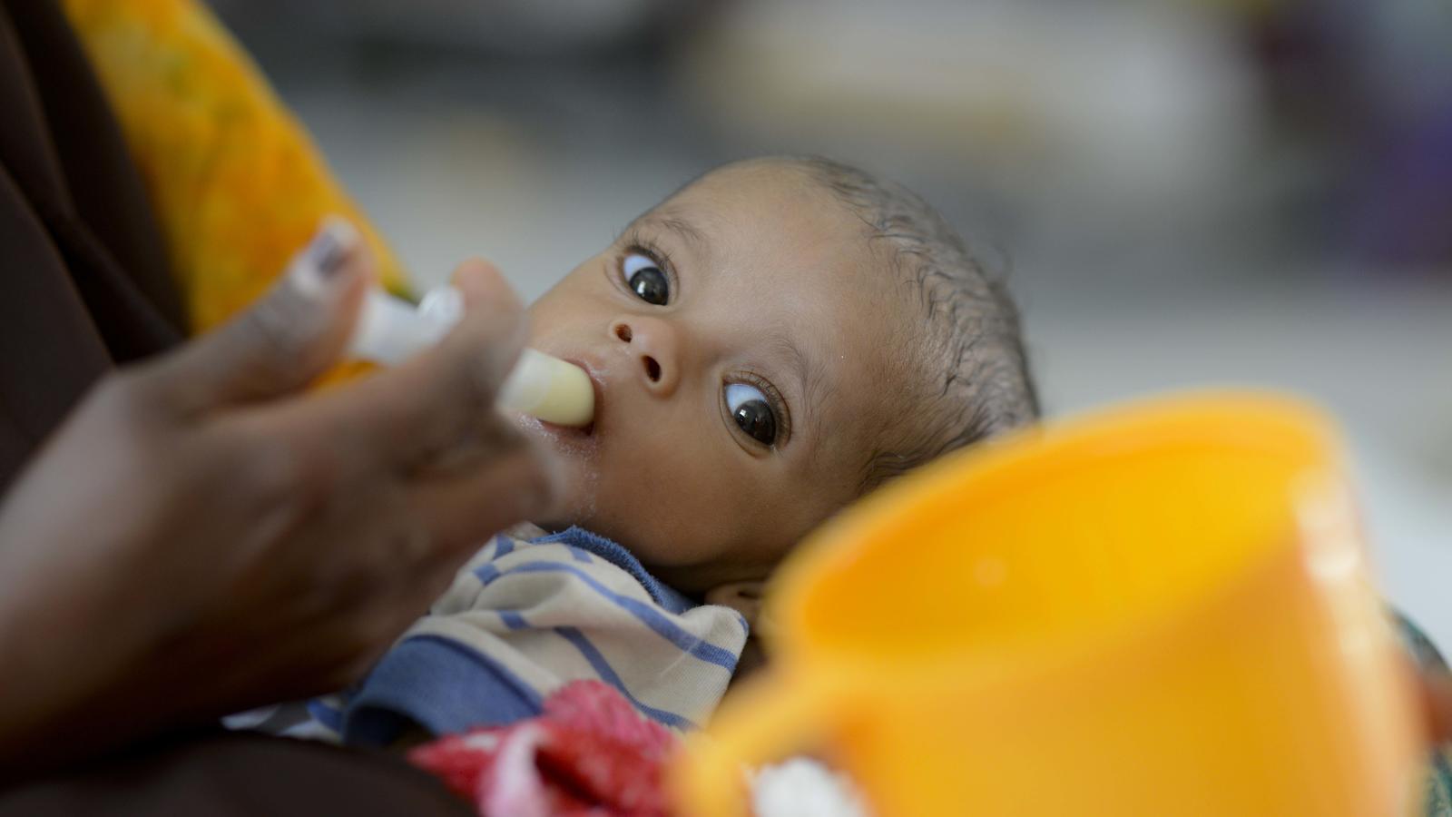 Eine Million Euro von 'Stiftung RTL – Wir helfen Kindern e.V.' und großer Thementag 'Afrika' bei n-tv, RTL und VOX UICEF Baby bekommt Erdnusspaste