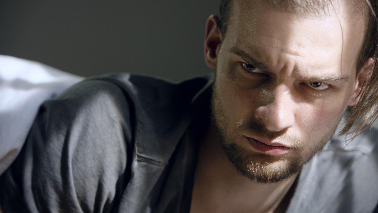 GZSZ-Seasontrailer: Liebe und Intrigen beherrschen den Sommer Chris (Eric Stehfest) will sich umbringen.
