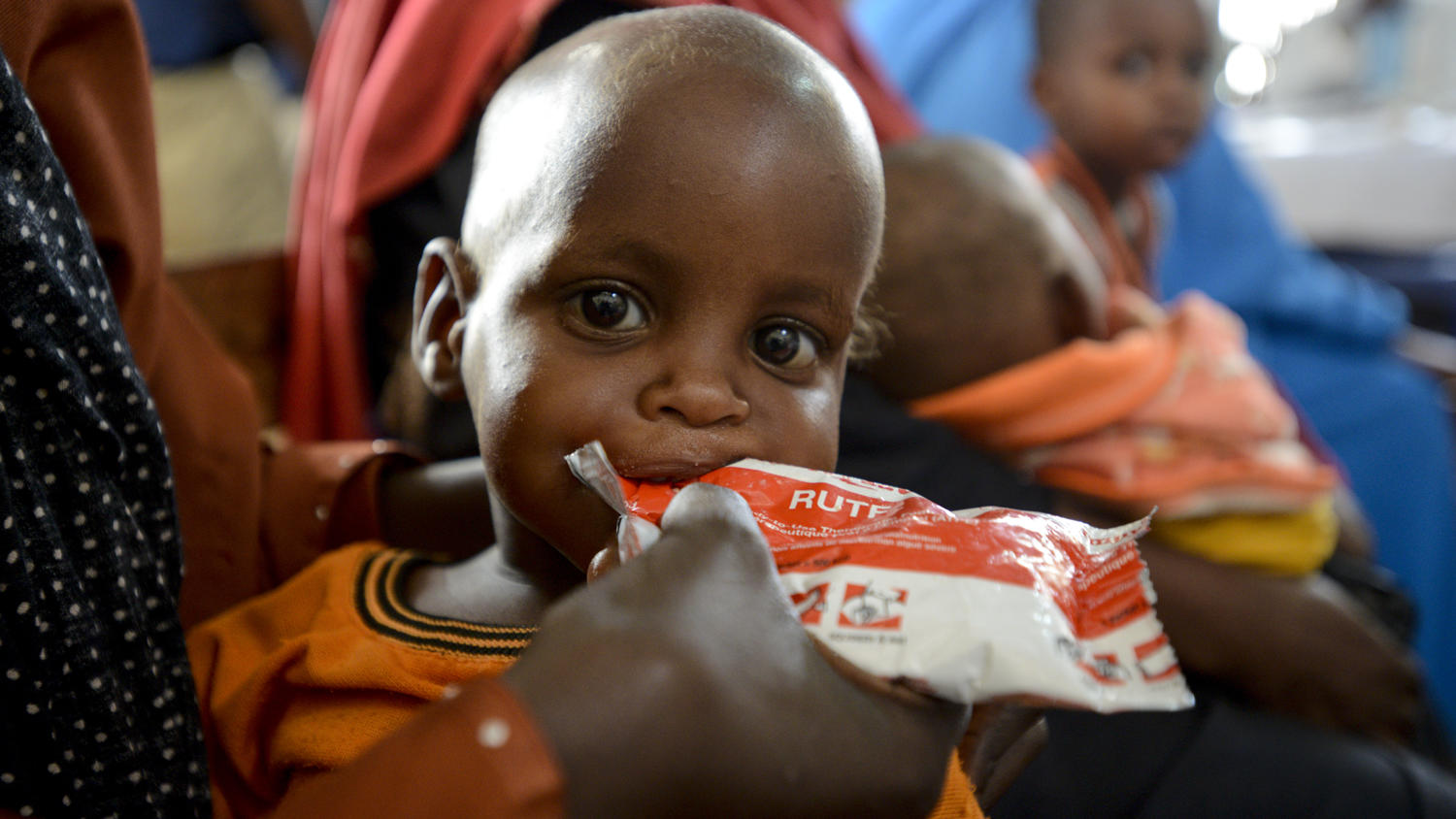 Ihre Spende kommt an: So wird mit Ihrer Hilfe in Afrika geholfen! Caught in the menace of hungerSome 308,000 children are malnourished in Somalia, with nearly 56,000 of them severely malnourished. Five years on since the famine, Somali children continue to live in the menace of hunger. Insecurity and poverty, espec