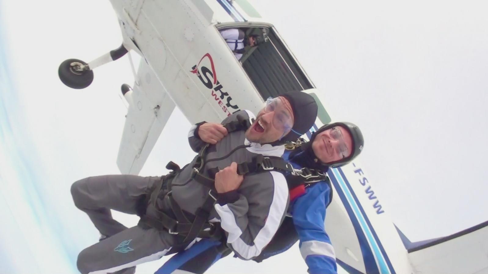 Aufregender "Unter uns"-Dreh: Stefan Bockelmann erzählt von seinem Fallschirmsprung Unter uns: Stefan Bockelmann alias Malte Winter springt aus dem Flugzeug.