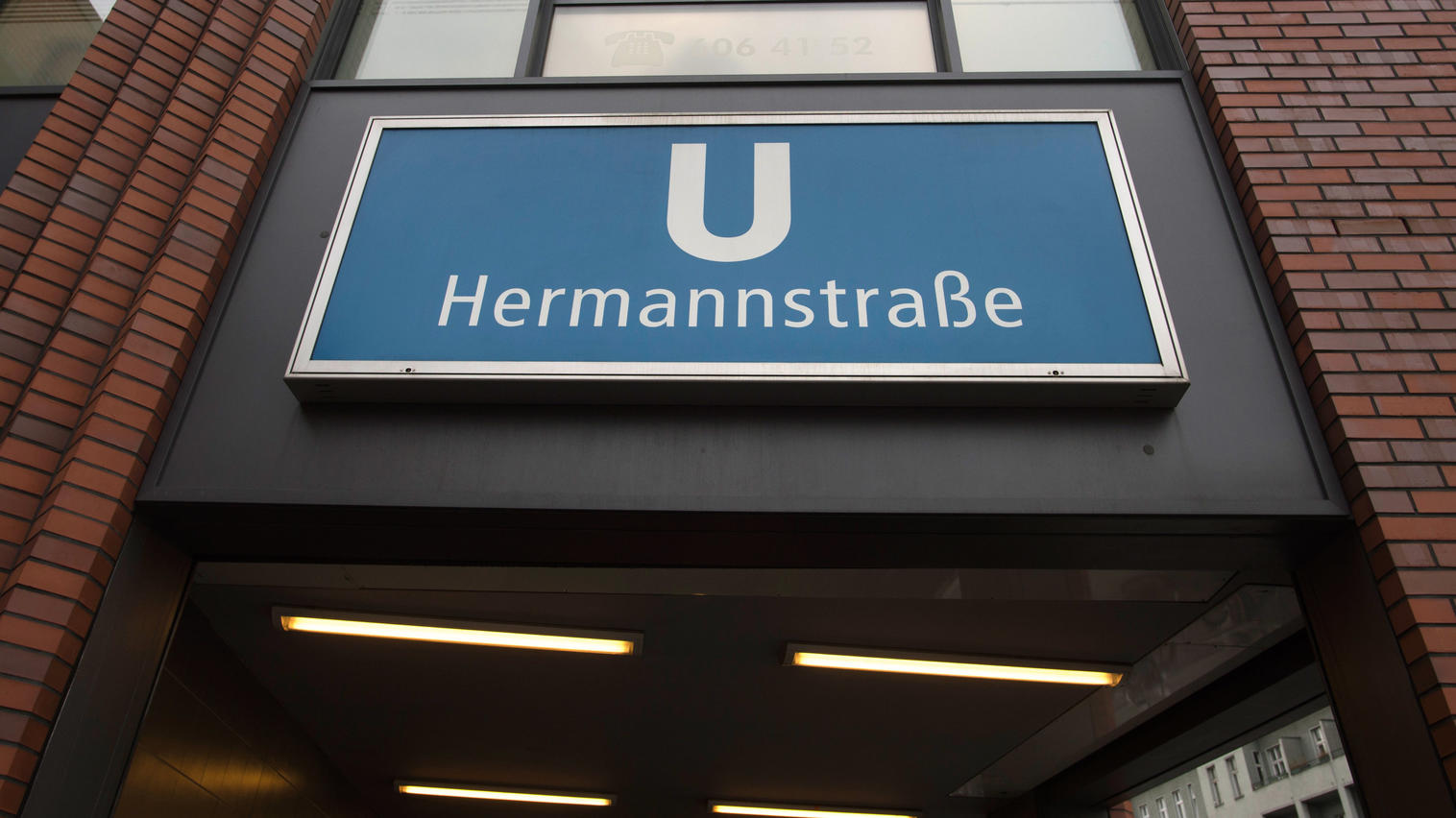 "Der normale Alltag war erst einmal weg": Opfer des Berliner U-Bahn-Treters sagt aus ARCHIV - «Hermannstraße» steht am 15.12.2016 in Berlin auf dem Schild über dem Eingang zur U-Bahnstation. Dort hatte Ende November ein Mann eine Passantin mit einem Tritt die Treppe runtergeschubst. Am 29. Juni soll der Prozess gegen 28-Jährigen, der