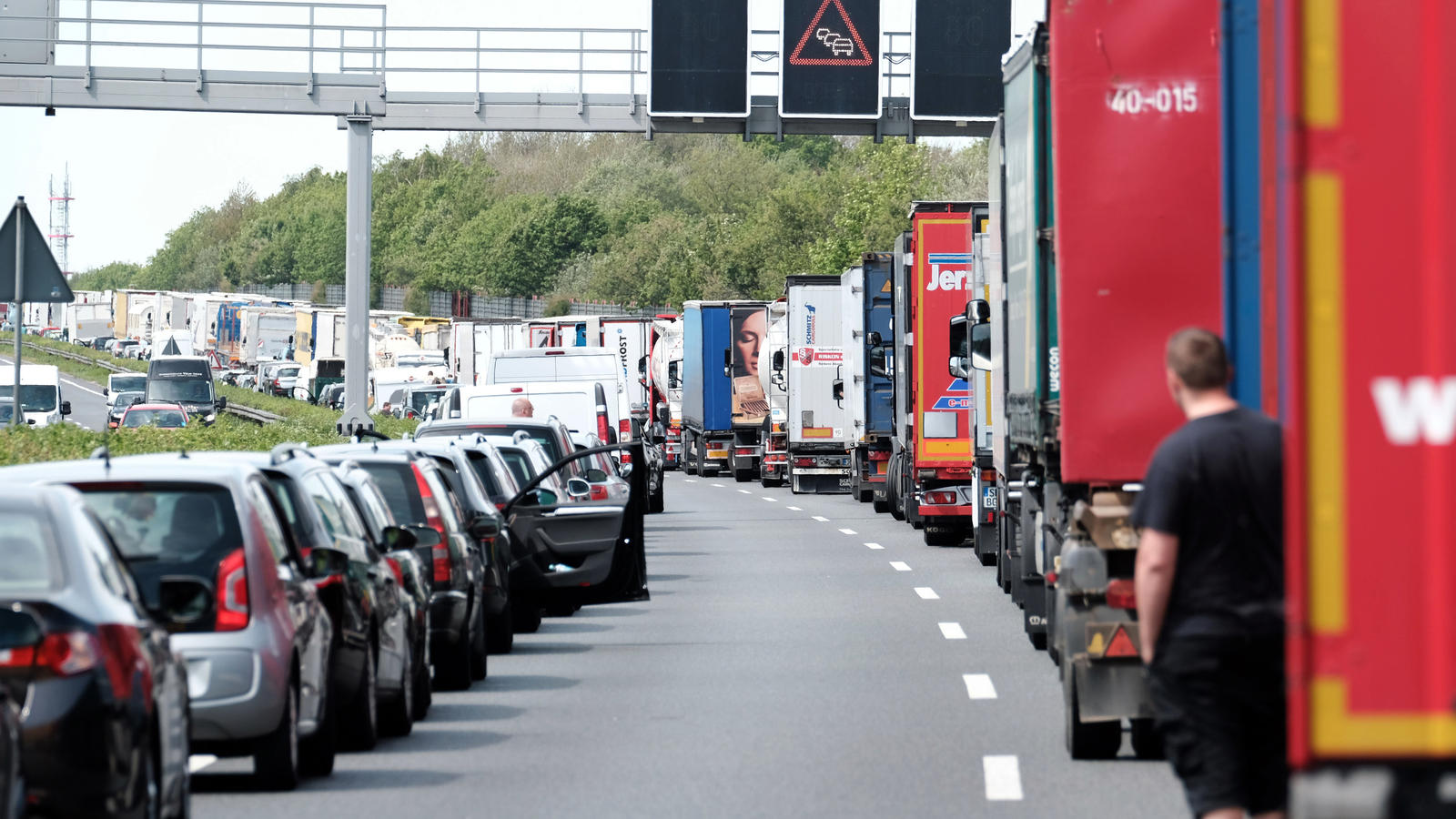 Bayern: Perfekte Rettungsgasse überrascht sogar erfahrene Einsatzkräfte - "Das habe ich ja noch nie gesehen" ARCHIV - ILLUSTRATION - Eine Rettungsgasse ist am 11.05.2016 auf der Autobahn 2 in Hannover (Niedersachsen) nach einem Unfall von den Fahrzeugen gebildet worden. (zu dpa «Wann und wo muss eine Rettungsgasse gebildet werden?» vom 10.05.2017) Foto: Pet