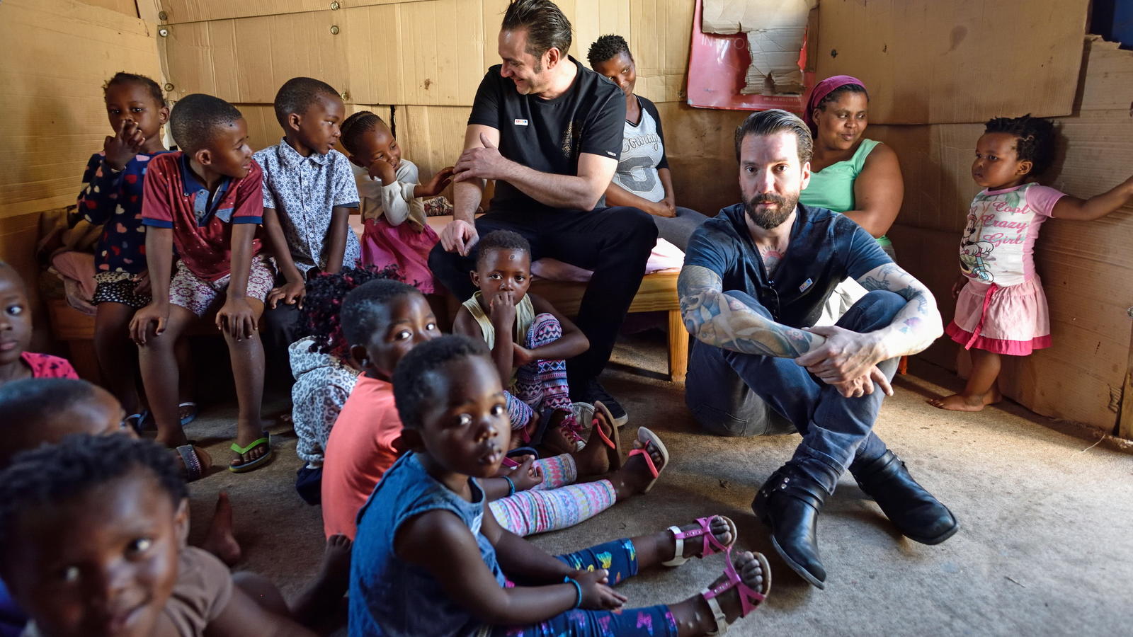 Projektpaten von „RTL – Wir helfen Kindern“: Emotionale Grenzerfahrung für „The BossHoss“ im Township! Alec Völkel (r.) und Sascha Vollmer - The BossHoss - sind Paten der Stiftung "RTL - Wir helfen Kindern". Sie besuchen den Township Masakhane in Südafrika. Mit Spenden der RTL-Zuschauer wollen sie die Gesundheitsversorgung in den Townships verbessern