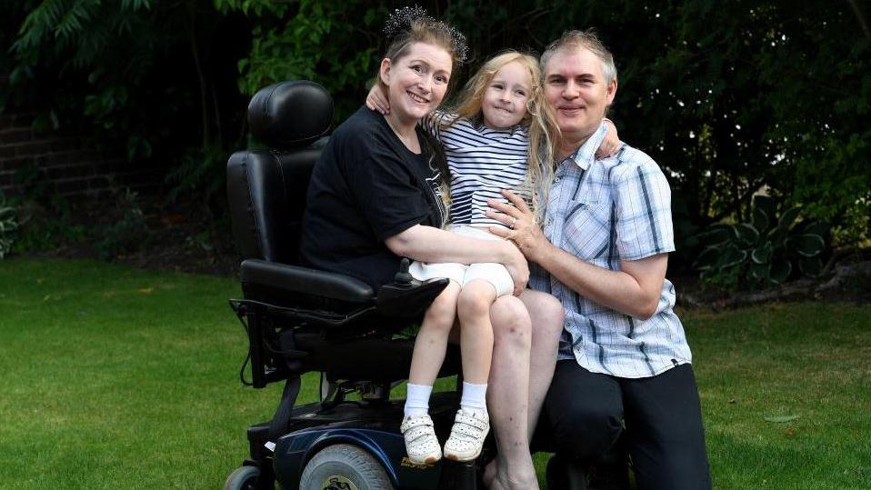 Liebesspiel mit Folgen: Mutter nach Orgasmus halbseitig gelähmt Lucinda Allen und ihre Familie.