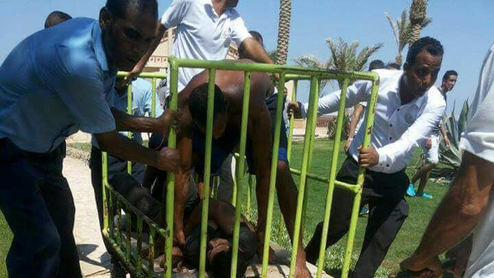 Messerangriff in Ägypten: Täter von Hurghada handelte im Auftrag des IS Workers and security detain the man who stabbed two German tourists to death and wounded four others during an attack of the Zahabia hotel resort in Hurghada, south of the capital Cairo, Egypt, July 14, 2017. REUTERS/Mohamed Aly TPX IMAGES OF THE