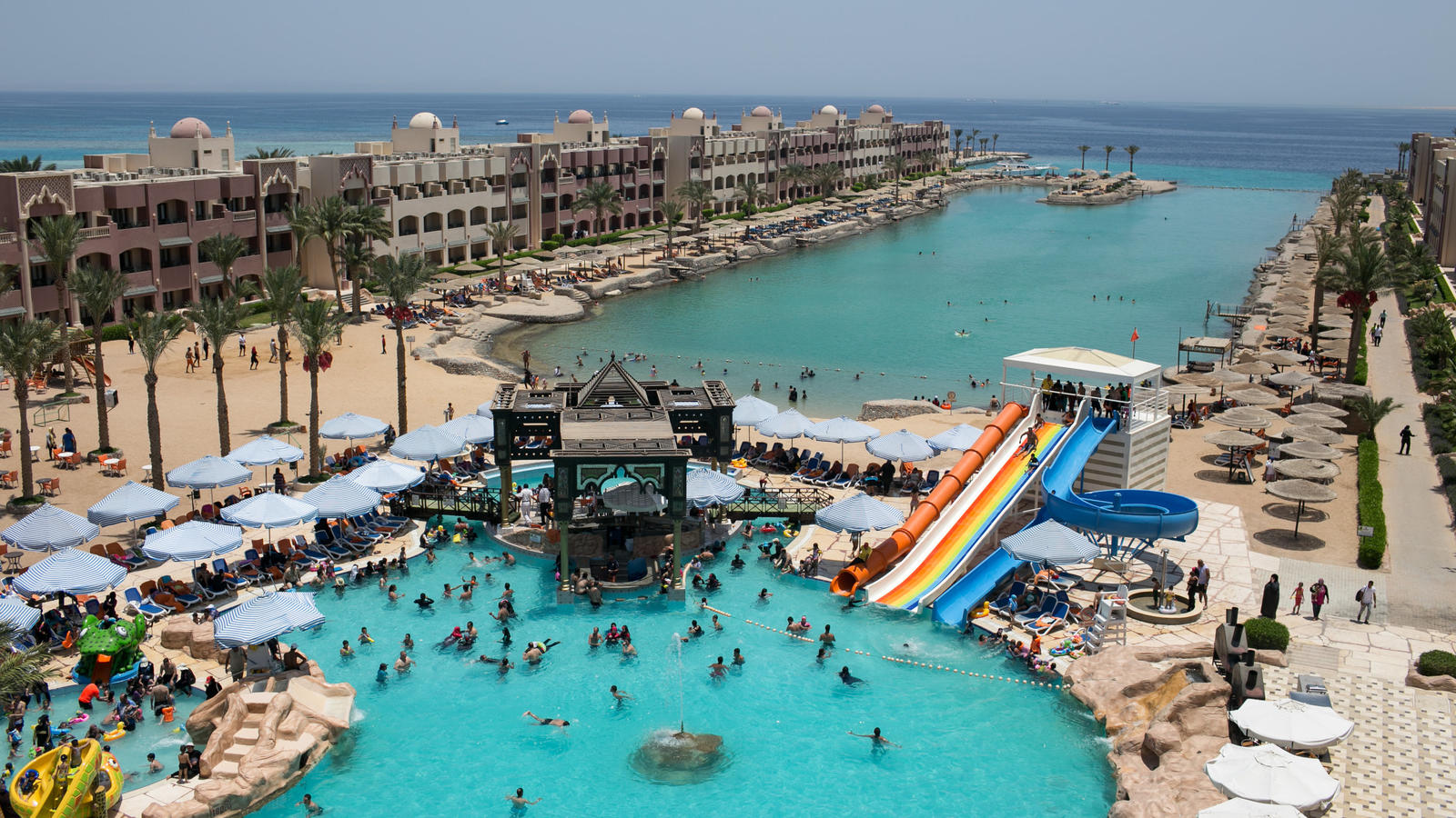 Messerangriff in Ägypten: Täter von Hurghada handelte im Auftrag des IS Blick auf die Hotelanlagen in Hurghada, Ägypten, am 15.07.2017, an deren Strand (im Bild oben r und oben M) ein Attentäter am 14.07.2017 mehrere Urlauber mit dem Messer attackierte. Bei der Messerattacke im ägyptischen Urlaubsort Hurghada am Roten Me