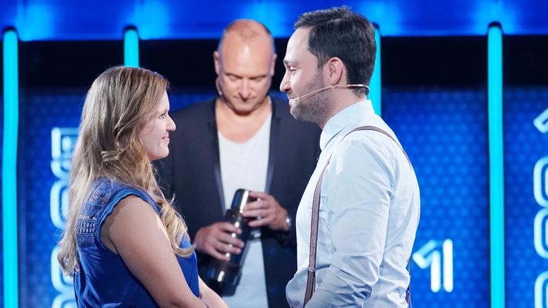 The Wall: Nullrunde für Stephanie und Farhad Moderator Frank Buschmann (hinten) mit den Kandidaten Stephanie (30) aus Duisburg und ihrem Ehemann Farhad (30) aus Duisburg. Stephanie verkündet ihrem Ehemann welche Summe sie gemeinsam erspielt haben.