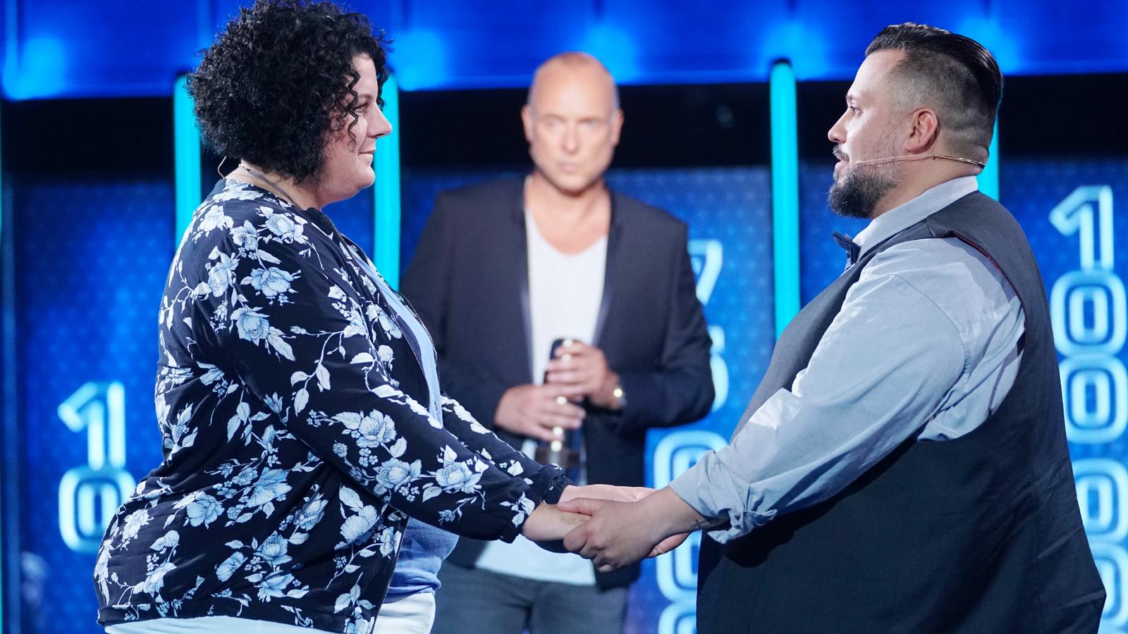 The Wall: Christiane und Vadim gehen mit leeren Händen nach Hause Moderator Frank Buschmann (hinten) mit den Kandidaten Christiane (34) aus Nickenich und ihrem Ehemann Vadim (37) aus Nickenich. Christiane verkündet ihrem Ehemann welche Summe sie gemeinsam erspielt haben.