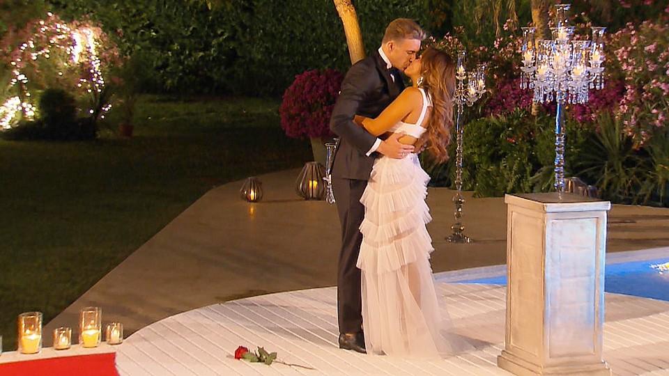 Jessica entscheidet sich für David Mit einem Kuss besiegeln David und Jessica ihre Liebe.