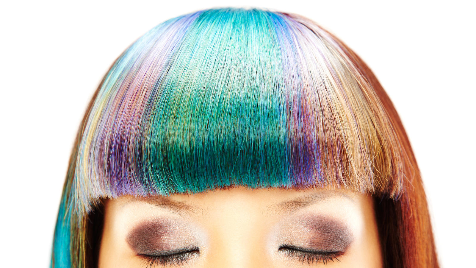 Rainbow Roots: Mit kunterbuntem Haaransatz voll im Trend Bild: Rainbow Roots in den Haaren