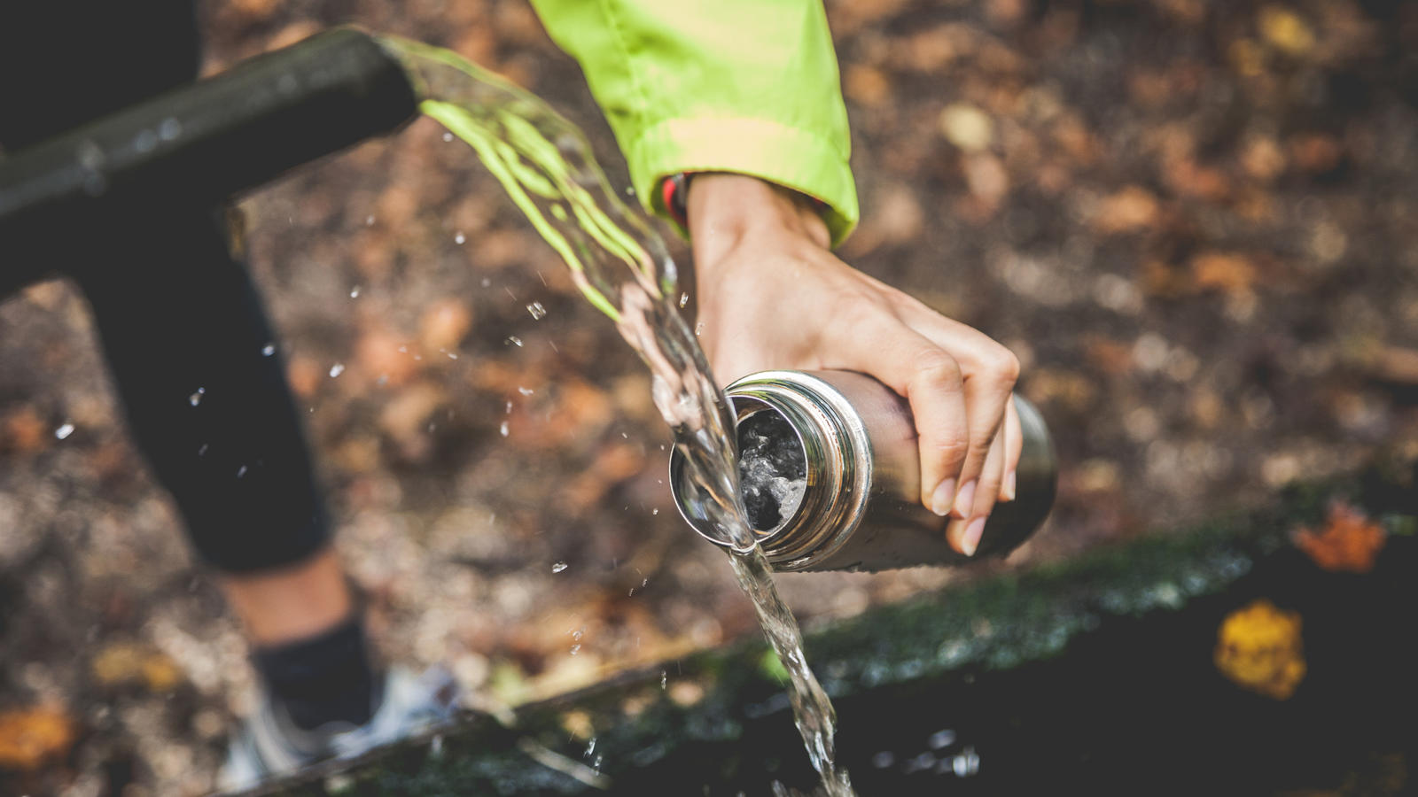 Refill: Wie funktioniert das Refill-Konzept? Bild: Frau füllt Flasche mit Wasser auf - Refill