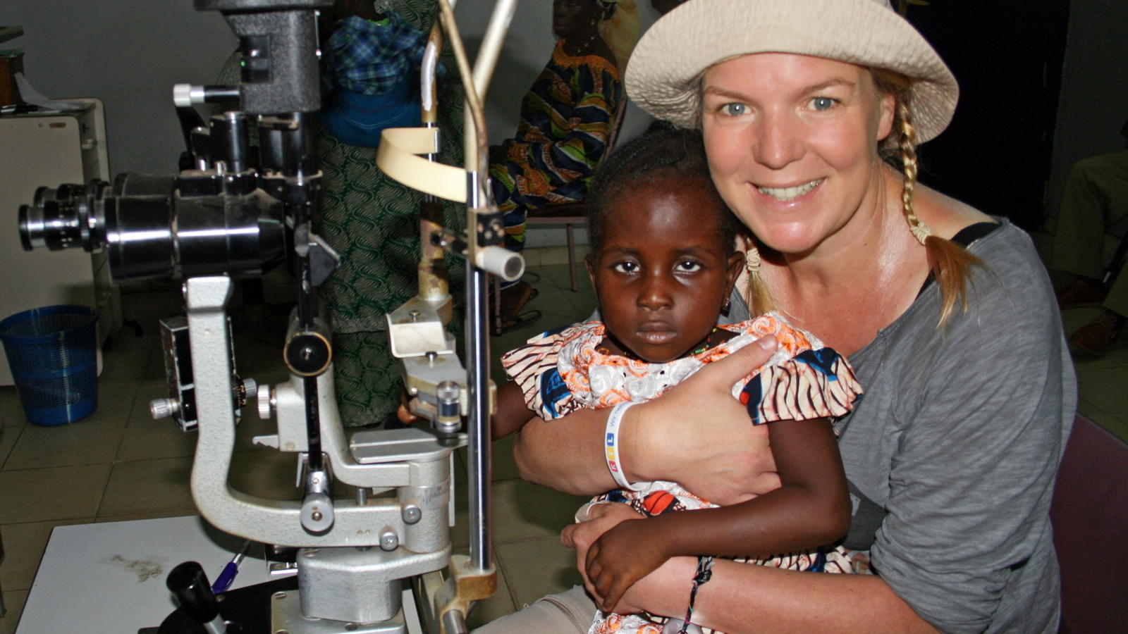 "RTL - Wir helfen Kindern"-Patin Mirja Boes in Sierra Leone: Einsatz für neue Kinder-Augenklinik Stand Up-Comedian Mirja Boes begleitet das sehbehinderte Mädchen Mabinty (4) zur Untersuchung in der Augenklinik. Die Patin kämpft gemeinsam mit "RTL - Wir helfen Kindern",