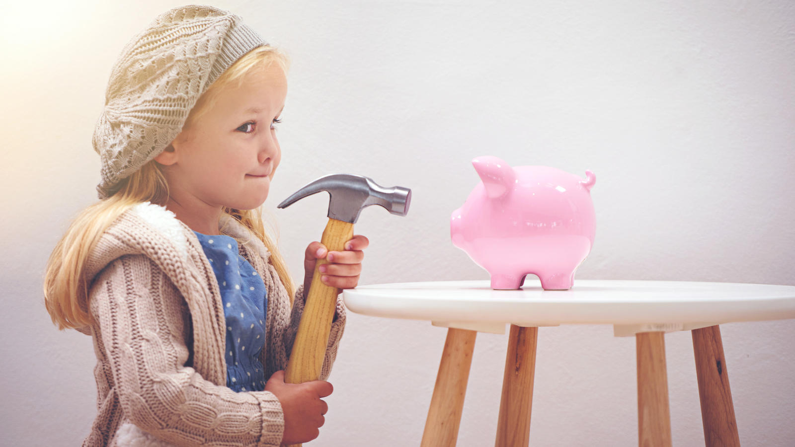 Taschengeld-Tabelle für jedes Alter A little girl standing next to her piggy bank with a hammerhttp://195.154.178.81/DATA/i_collage/pi/shoots/783492.jpg