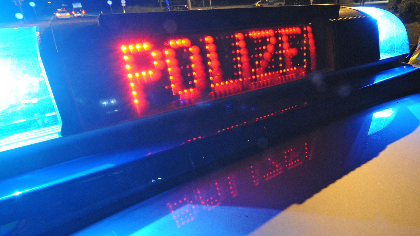 Gudensberg: Fünf Männer schlagen 17-Jährigen zusammen und beschimpfen ihn als "Schwuchtel" ARCHIV - SYMBOLBILD - Die Aufschrift «Polizei» leuchtet am 08.05.2011 in Friedrichshafen am Bodensee (Baden-Württemberg) an einem Polizeifahrzeug. (zu dpa «Ermittlungen gegen Polizeibeamte wegen Körperverletzung im Amt» vom 05.04.2017) Foto: Patrick
