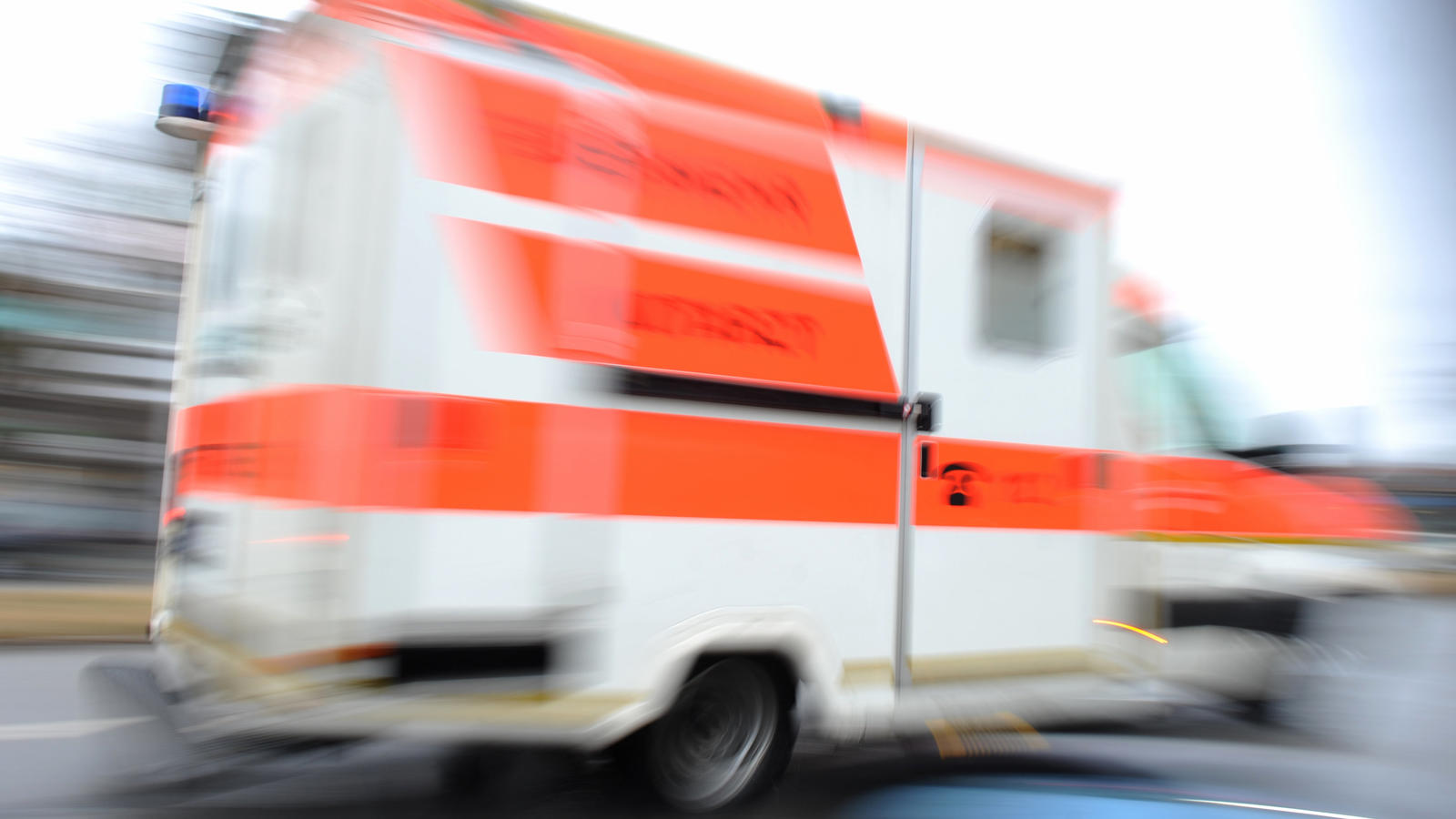 Unfall in Florstadt: Autofahrerin wird eingeklemmt und stirbt Ein Rettungswagen fährt am 19.01.2012 während eines Einsatzes über eine Straße in München (Oberbayern). In Bayern sind am Wochenende (12./13.08.2017) mehrere Menschen bei Unfällen verletzt worden. Foto: Andreas Gebert/dpa +++(c) dpa - Bildfunk+++