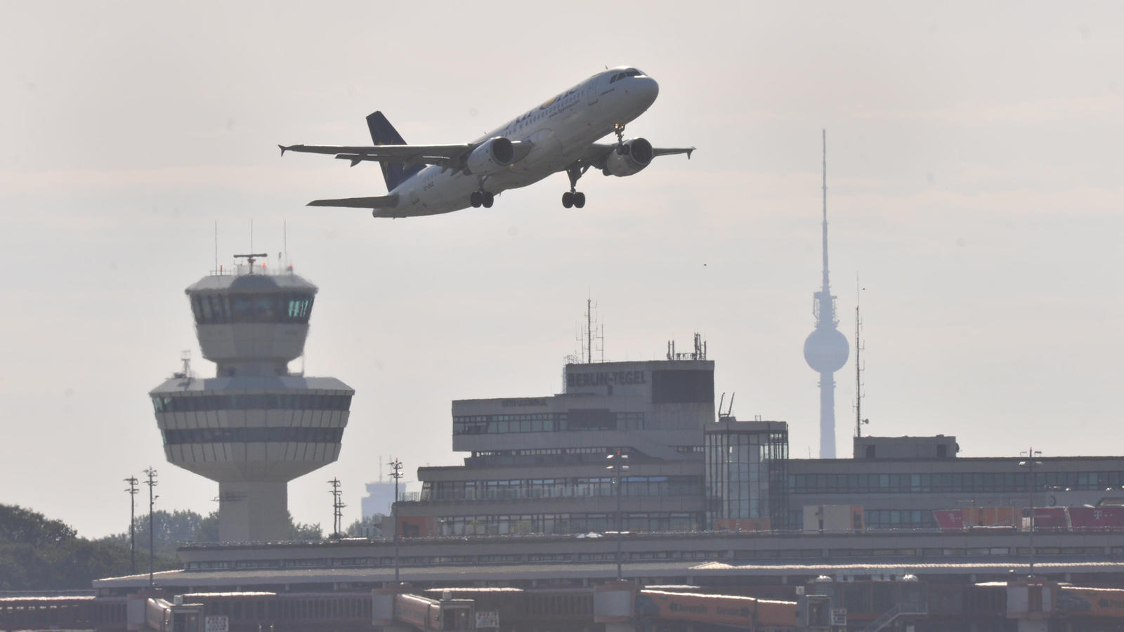 Schuss in Berliner Flughafen: Waffe von LKA-Leibwächter löst sich versehentlich Ein Flugzeug hebt am 20.08.2017 in Berlin am Morgen vom Flughafen Tegel ab. Foto: Paul Zinken/dpa +++(c) dpa - Bildfunk+++