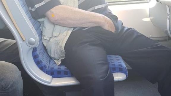 Altes Sexferkel masturbiert vor 19-Jähriger im Zug: Polizei bittet um Hinweise Dieser Mann masturbierte in der Bahn