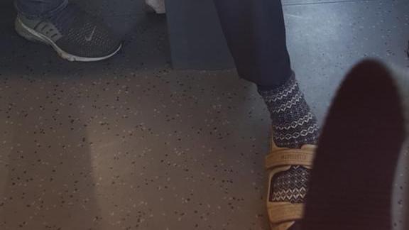 Altes Sexferkel masturbiert vor 19-Jähriger im Zug: Polizei bittet um Hinweise Der Täter hatte auffällige Socken an