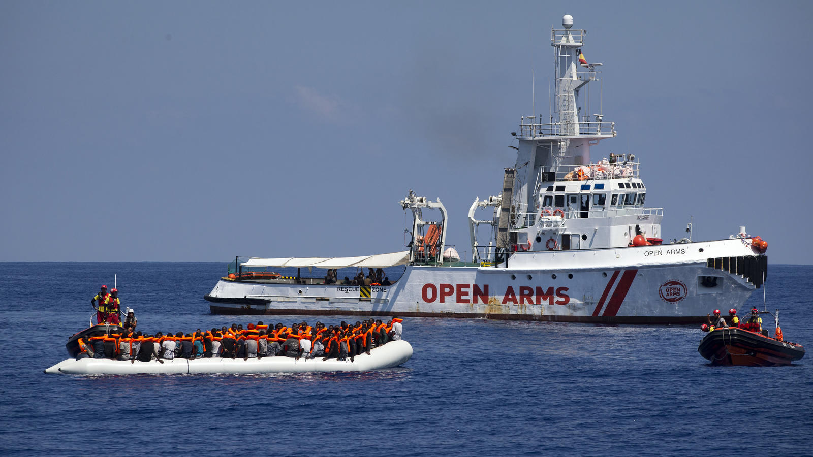 Weniger Flüchtlinge kommen übers Mittelmeer nach Euopa Rettungkräfte der NGO "Open Arms" helfen am 27.08.2017 ca. 25 Seemeilen (46 Kilometer) während einer Rettungsmission vor der libyschen Küste Flüchtlingen aus einem Schlauchboot. Die Hilfsorganisationen Ärzte ohne Grenzen und SOS Méditerranée haben 12