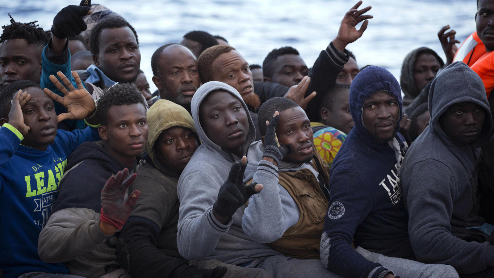 Weniger Flüchtlinge kommen übers Mittelmeer nach Euopa ARCHIV - Migranten und Flüchtlinge in einem Gummiboot, die Richtung Europa fahren, werden am 03.02.2017 im Mittelmeer, 34 Kilometer nördlich von Sabratha (Lybien), von der spanischen Hilfsorganisation Proactiva Open Arms gerettet. (zu "Flüchtlingszah
