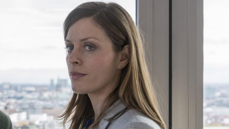 Bad Cop - kriminell gut: Schauspielerin Alma Leiberg im Interview Bea (Alma Leiberg) erfährt, dass ein Kind entführt wurde. Eine Parallele zu dem geplatzten Drogenschmuggel und Tarek Rahmani liegt in der Luft.