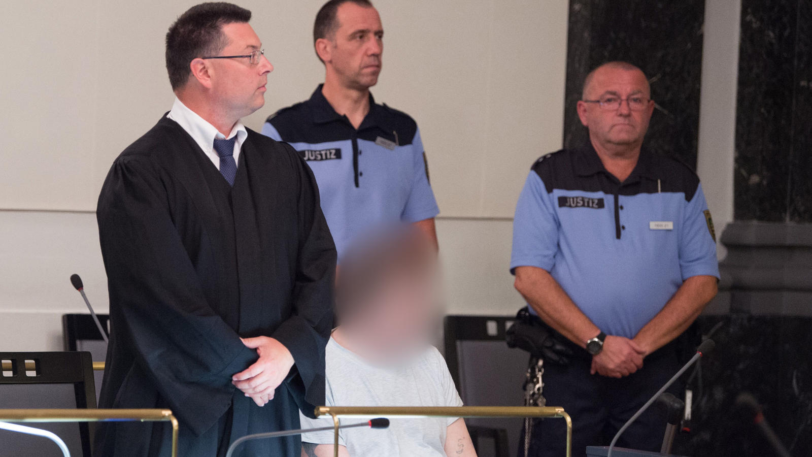 30 Jahre nach Sexualmord an 18-Jähriger: Täter muss lebenslang ins Gefängnis Der Angeklagte Helmut S. (M) sitzt am 30.08.2017 im Landgericht in Zwickau (Sachsen) zu Prozessbeginn neben seinem Rechtsanwalt Andreas Bönisch (l). Mehr als 30 Jahre nach dem Mord an einer jungen Frau im Vogtland soll am gleichen Tag das Urteil gesp